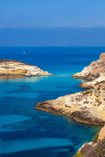 Vue sur la plage des lapins ou l'île de Conigli, Lampedusa — Photo