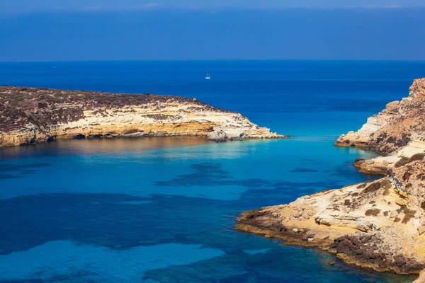 Pohled na králíky pláž nebo Conigli ostrova Lampedusa — Stock fotografie