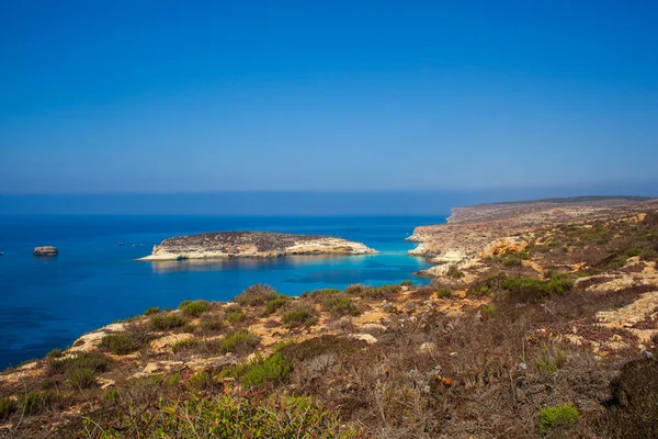 Pohled na králíky pláž nebo Conigli ostrova Lampedusa — Stock fotografie