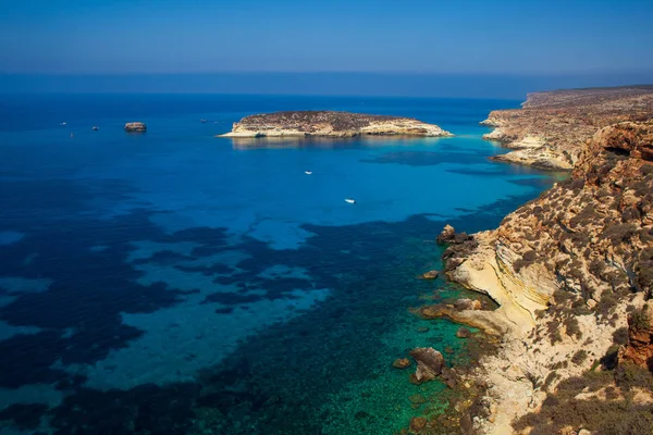 Pohled na králíky pláž nebo Conigli ostrova Lampedusa — Stock fotografie