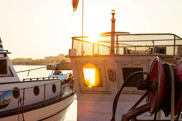 Zobrazit staré rybářské lodi při západu slunce — Stock fotografie