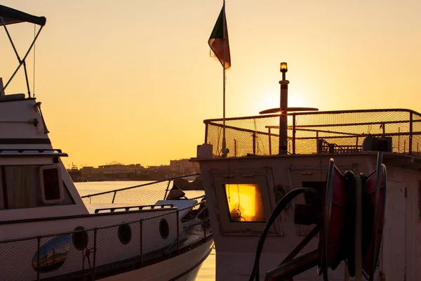 Vista do velho barco de pesca ao pôr do sol — Fotografia de Stock