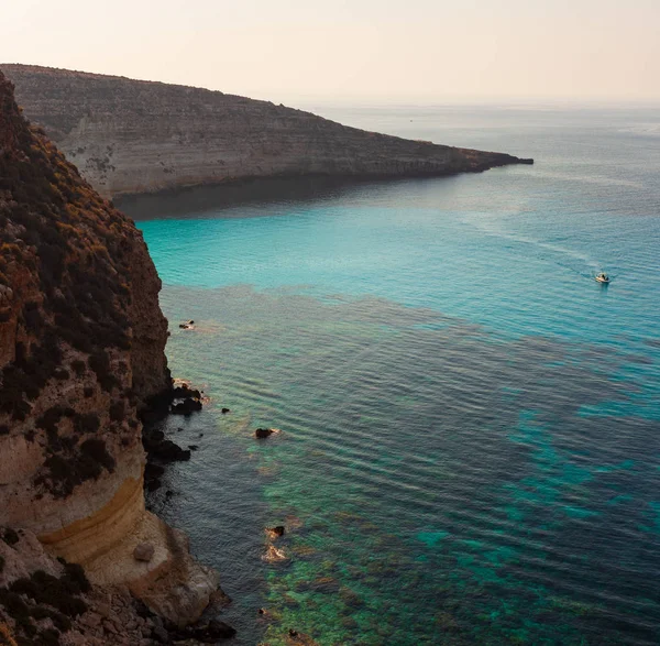 ランペドゥーサ島の Tabaccara の有名な海の場所の表示 — ストック写真