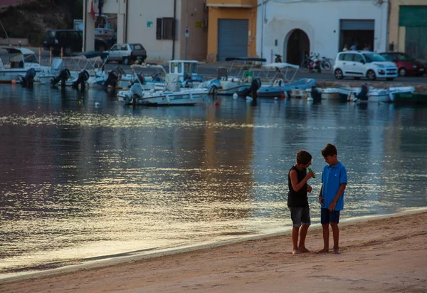 Due ragazzini giocano sulla costa di Lampedusa — Foto Stock