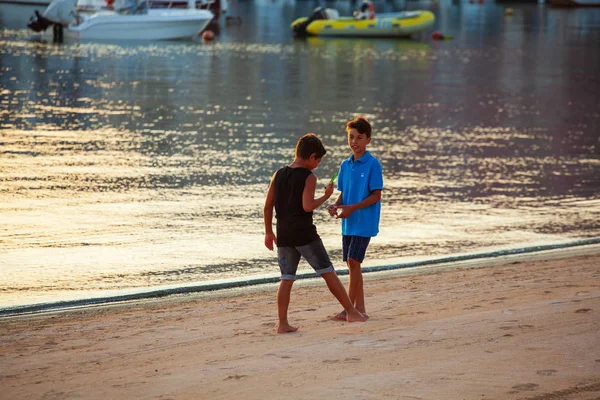Dois meninos brincam na costa de Lampedusa — Fotografia de Stock