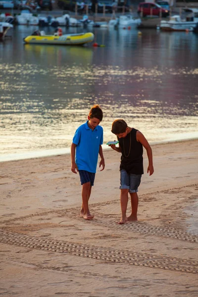 ランペドゥーサ島の海岸線の 2 つの男の子を再生します。 — ストック写真