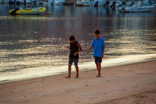 ランペドゥーサ島の海岸線の 2 つの男の子を再生します。 — ストック写真