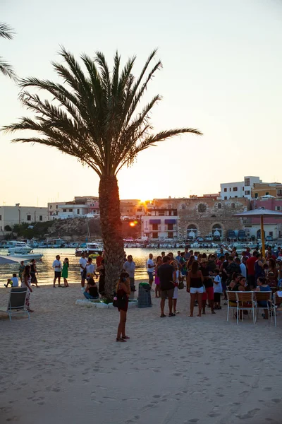 Bar sulla spiaggia al tramonto, Lampedusa — Foto Stock