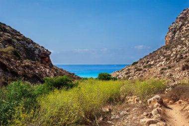 Cala Pulcino ünlü deniz yerlerinden biri Lampedusa görünümü