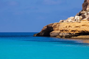 Cala Pulcino ünlü deniz yerlerinden biri Lampedusa görünümü