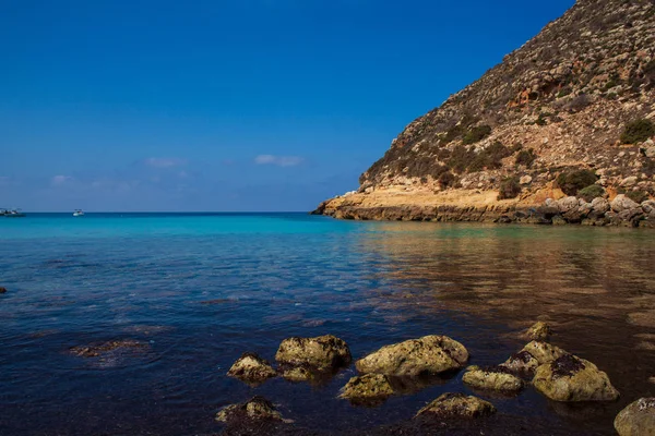 Vista Cala Pulcino famoso lugar do mar de Lampedusa — Fotografia de Stock