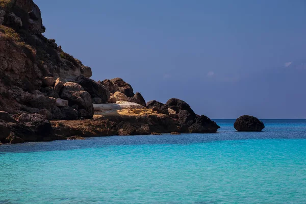 Utsikt över Cala Pulcino berömda havet förlägger av Lampedusa — Stockfoto