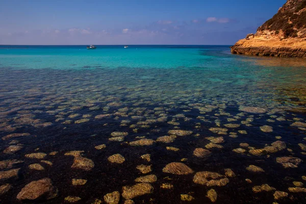 Widok na miejsce słynnego morza Cala Pulcino Lampedusy — Zdjęcie stockowe