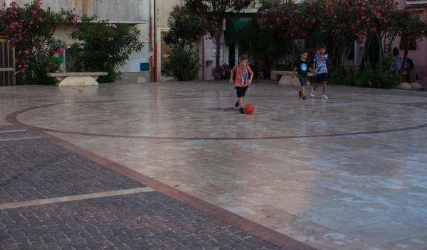Los niños juegan al fútbol, Lampedusa — Foto de Stock