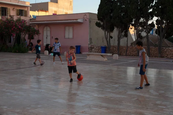 Les enfants jouent au football, Lampedusa — Photo