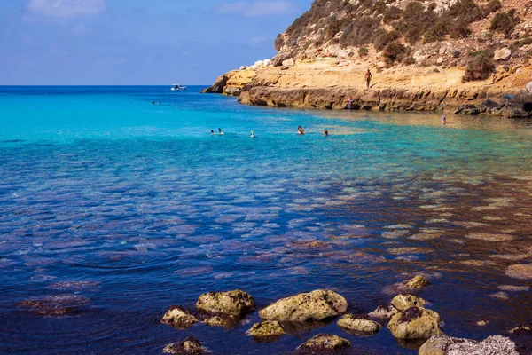 Vista Cala Pulcino famoso lugar do mar de Lampedusa — Fotografia de Stock