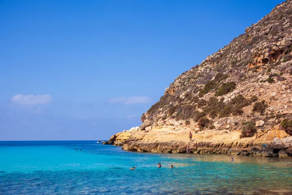 Weergave van Cala Pulcino beroemde zee plaats van Lampedusa — Stockfoto