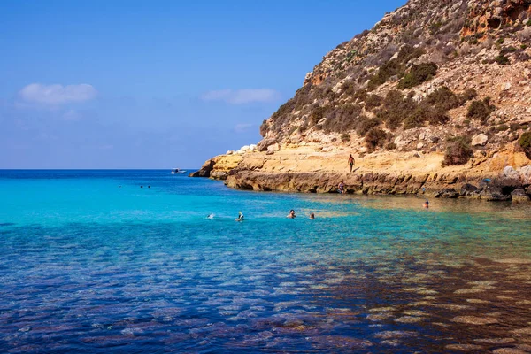 Vista Cala Pulcino famoso lugar do mar de Lampedusa — Fotografia de Stock