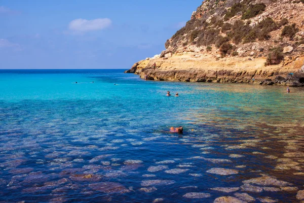 Utsikt över Cala Pulcino berömda havet förlägger av Lampedusa — Stockfoto