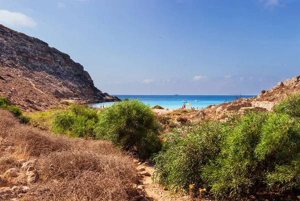 Utsikt över Cala Pulcino berömda havet förlägger av Lampedusa — Stockfoto