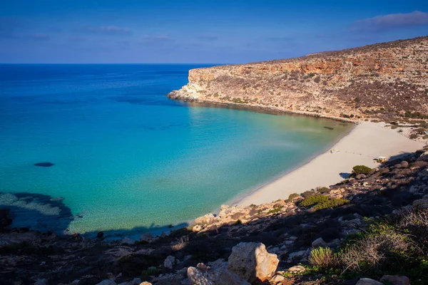Blick auf den berühmtesten Meeresort Lampedusas namens spiaggia d — Stockfoto