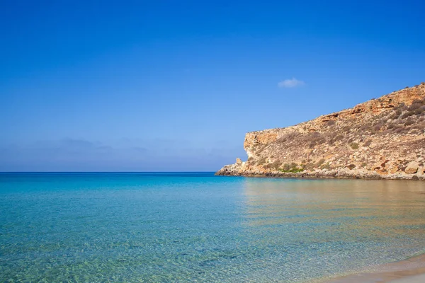 Вид на самое известное морское место Лампедузы под названием Spiaggia d — стоковое фото