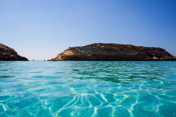 Перегляд найбільш відомим місцем море Лампедузи називається Spiaggia г — стокове фото