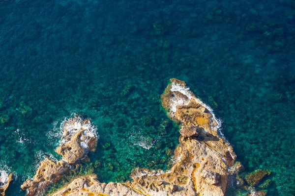 Хвилі на скелі, острові Лампедуза — стокове фото