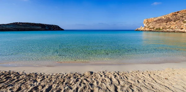 Вид на самое известное морское место Лампедузы под названием Spiaggia d — стоковое фото