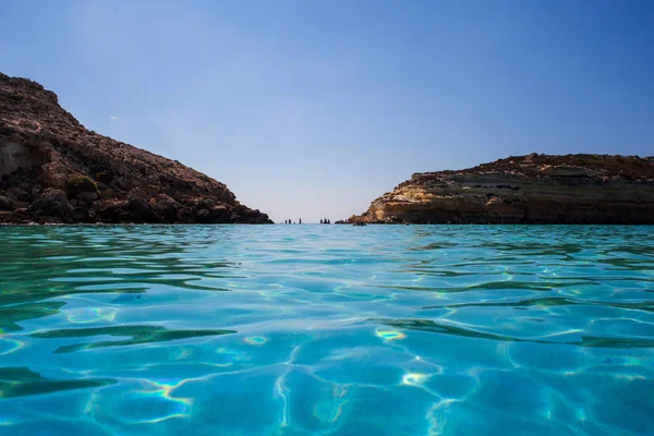 Blick auf den berühmtesten Meeresort Lampedusas namens spiaggia d lizenzfreie Stockfotos