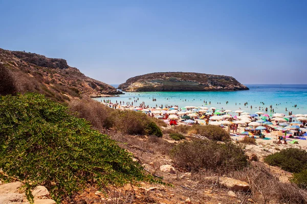 Vista del lugar más famoso del mar de Lampedusa, Spiaggia dei con —  Fotos de Stock