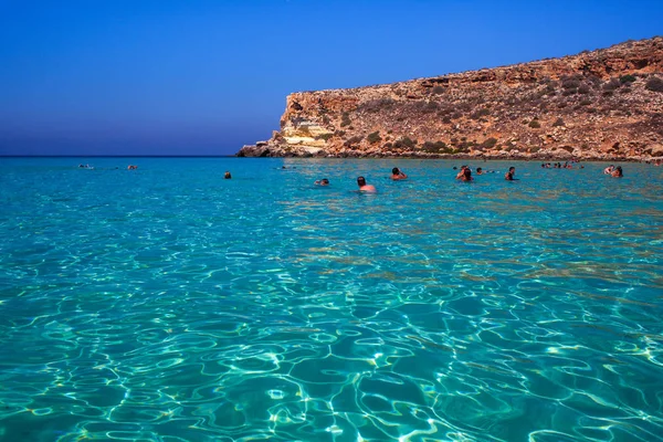 Utsikt över den mest berömda havet platsen av Lampedusa, Spiaggia dei con — Stockfoto