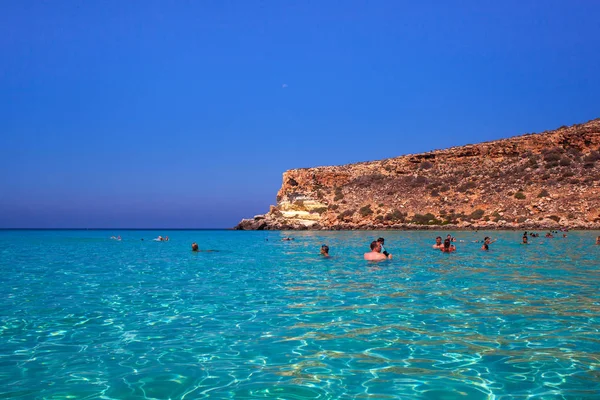 Vue sur le lieu marin le plus célèbre de Lampedusa, Spiaggia dei con — Photo