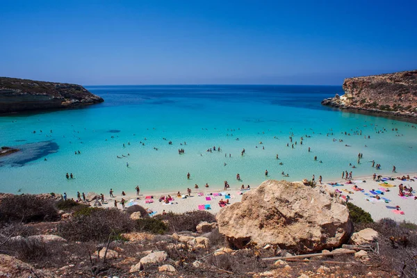 Vista del lugar más famoso del mar de Lampedusa, Spiaggia dei con —  Fotos de Stock
