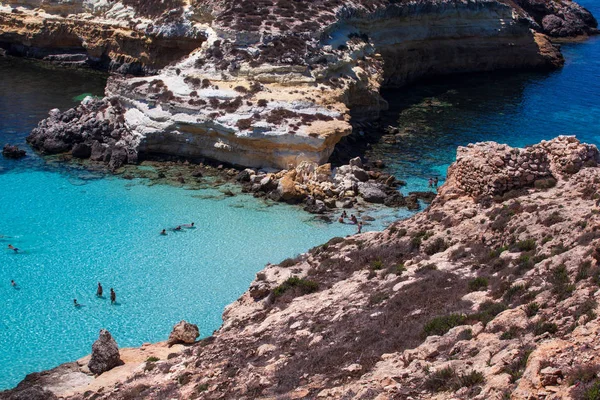 Pohled na nejznámější místa moře Lampedusa, Spiaggia dei con — Stock fotografie