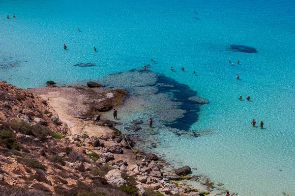 Pohled na nejznámější místa moře Lampedusa, Spiaggia dei con — Stock fotografie