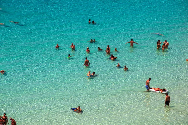 Blick auf den berühmtesten Meeresort Lampedusas, spiaggia dei con — Stockfoto