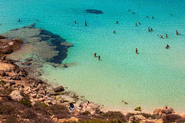 Weergave van de meest bekende plek van de zee van Lampedusa, Spiaggia dei con — Stockfoto