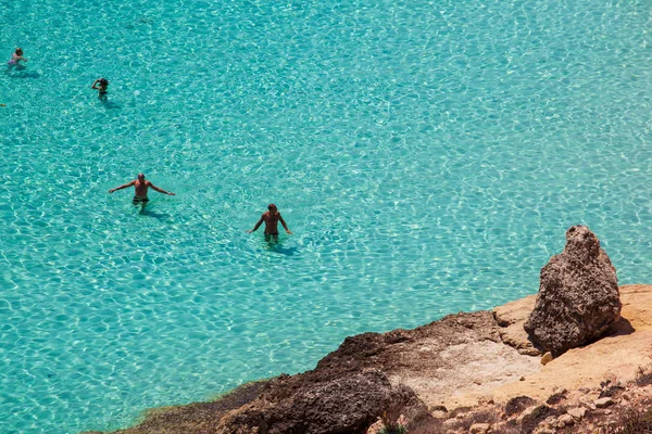 Blick auf den berühmtesten Meeresort Lampedusas, spiaggia dei con — Stockfoto