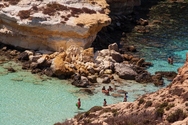 Utsikt över den mest berömda havet platsen av Lampedusa, Spiaggia dei con — Stockfoto