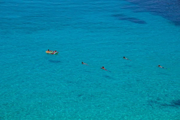 Vista del lugar más famoso del mar de Lampedusa, Spiaggia dei con — Foto de Stock