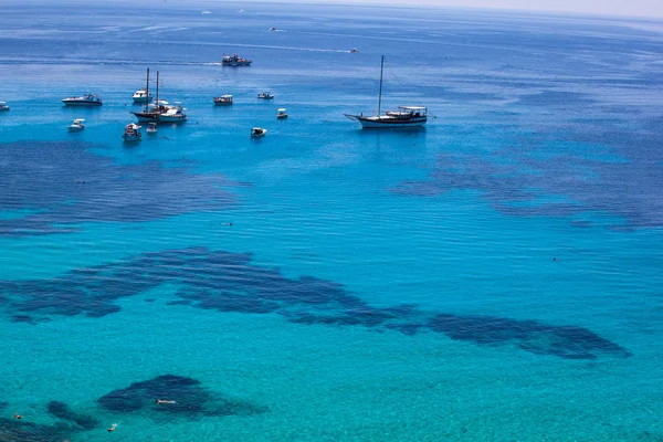 Vista da água azul-turquesa no mar de Lampedusa — Fotografia de Stock