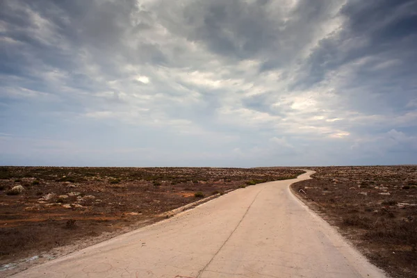 Vägen i Lampedusa landsbygden — Stockfoto