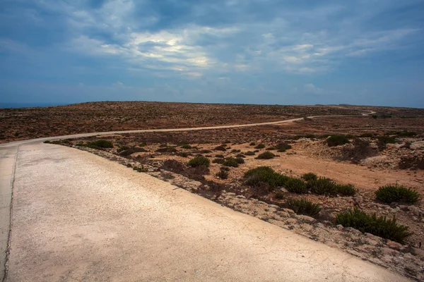 Lampedusa kırsalında yol — Stok fotoğraf