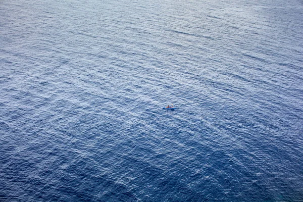 ランペドゥーサ島の海でカヌーのカップル — ストック写真