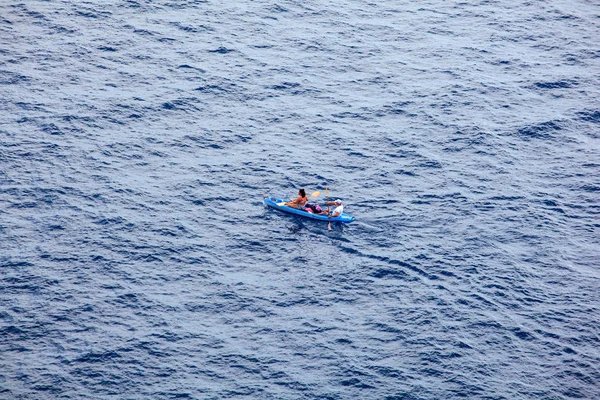 Couple canoeing in the Lampedusa sea — Stock Photo, Image