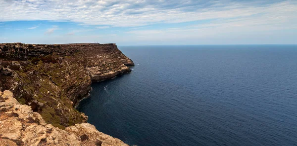아름 다운 절벽 해안 Lampedusa의 보기 — 스톡 사진