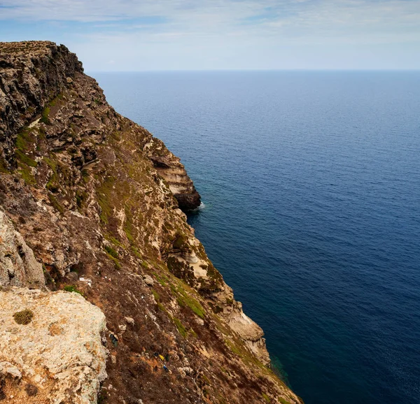 Pohled na malebném útesu pobřeží Lampedusa — Stock fotografie