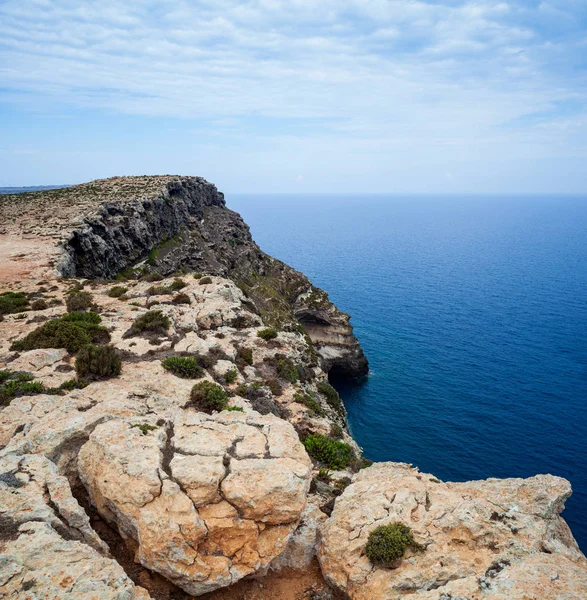 Pohled na malebném útesu pobřeží Lampedusa — Stock fotografie