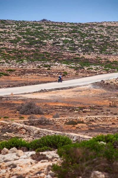Les cyclistes le long de la route de Lampedusa — Photo